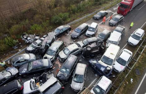 FOTO! Carambol cu 52 de masini in Germania: Doi morti si cel putin 35 de raniti!