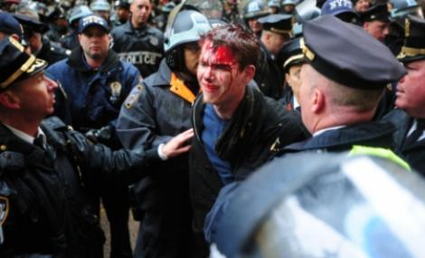 Occupy Wall Street: un roman, batut de politie la New York