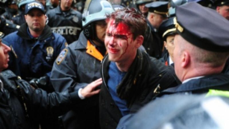Occupy Wall Street: un roman, batut de politie la New York