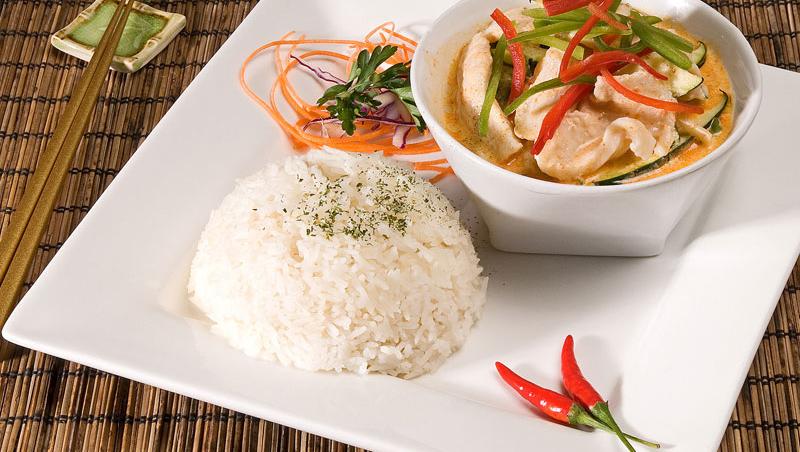 4 pasi simpli pentru prepararea puiului thailandez