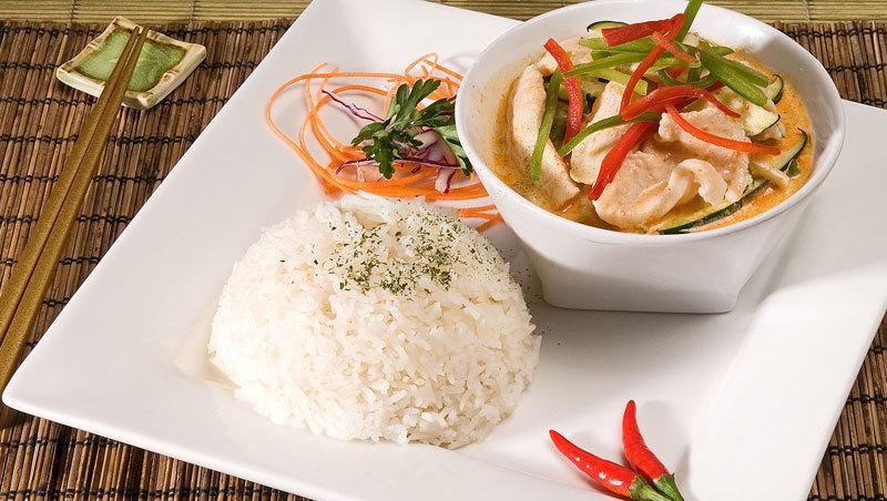 4 pasi simpli pentru prepararea puiului thailandez