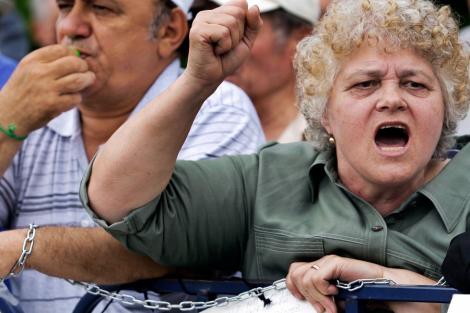 200 de pensionari protesteaza in Piata Victoriei fata de inghetarea pensiilor