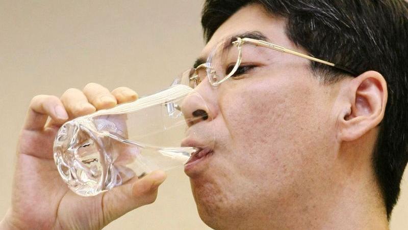 Fukushima: Un oficial nipon a baut apa de la reactoare pentru a demonstra ca nu e contaminata