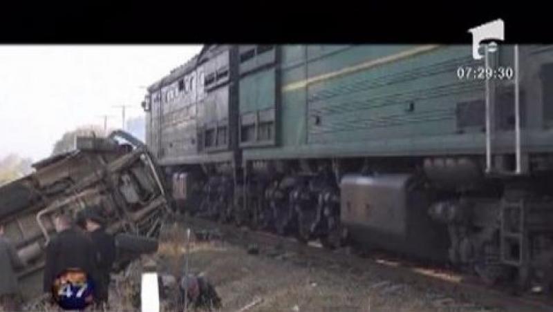VIDEO! Tragedie feroviara in Republica Moldova: Microbuz, spulberat de o locomotiva