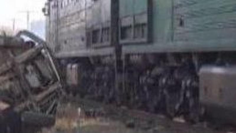 VIDEO! Tragedie feroviara in Republica Moldova: Microbuz, spulberat de o locomotiva