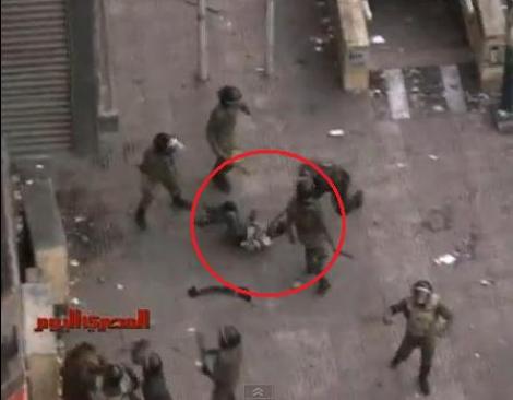 IMAGINI SOCANTE! Protestatarii din Cairo, agresati cu violenta de fortele de securitate