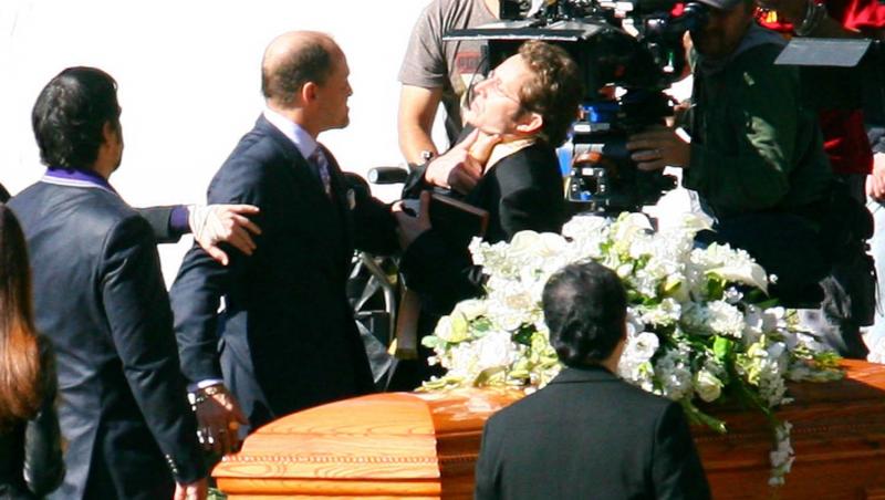 FOTO! Woody Harrelson s-a luat la bataie in timpul unei inmormantari!