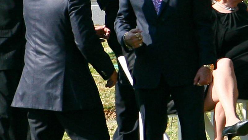FOTO! Woody Harrelson s-a luat la bataie in timpul unei inmormantari!