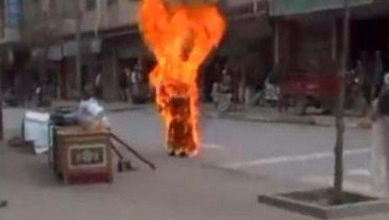 VIDEO SOCANT! O calugarita tibetana si-a dat foc pentru a protesta impotriva Chinei