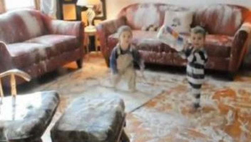 VIDEO! Vezi ce au facut doi copii cu cateva kilograme de faina in... sufragerie!