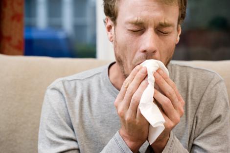 Infectiile respiratorii de sezon si cancerul pulmonar debuteaza cu acelasi simptom: tusea