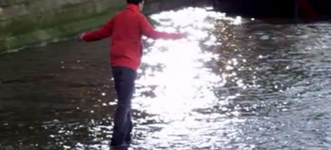 Vezi omul care merge pe apa!