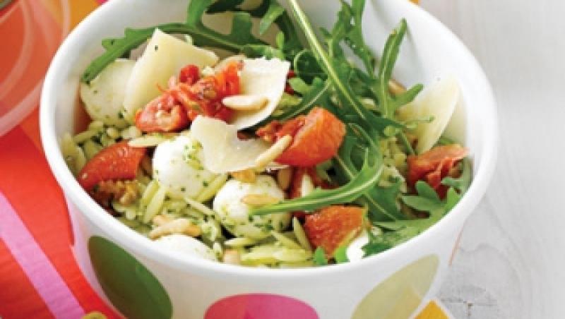 Reteta rapida: Salata cu mozzarella si paste scurte