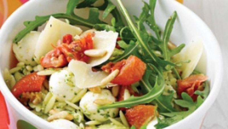 Reteta rapida: Salata cu mozzarella si paste scurte