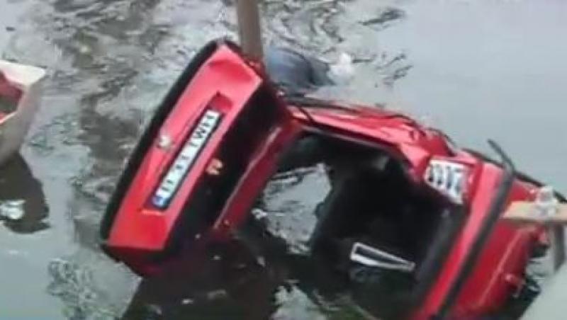 UPDATE! Bucuresti: Un om a murit dupa ce s-a rasturnat cu masina in Lacul Floreasca