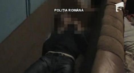VIDEO! Prahova: Un barbat cautat pentru furt din locuinte s-a ascuns in canapea