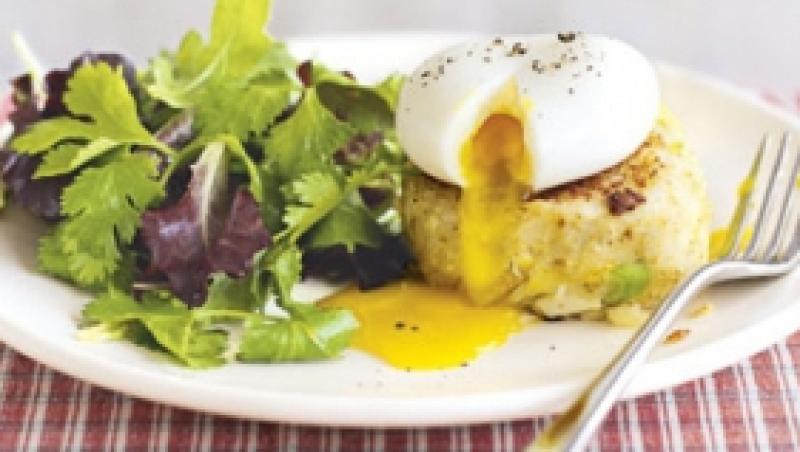 Reteta: Placintele picante cu peste afumat, oua si salata