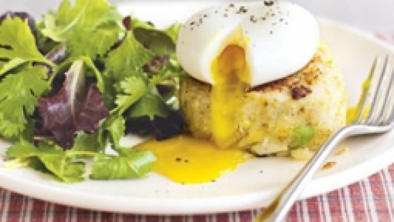 Reteta: Placintele picante cu peste afumat, oua si salata