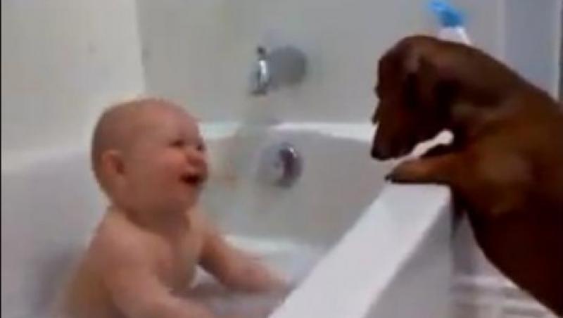 VIDEO! Vezi de ce se amuza copios acest bebelus!