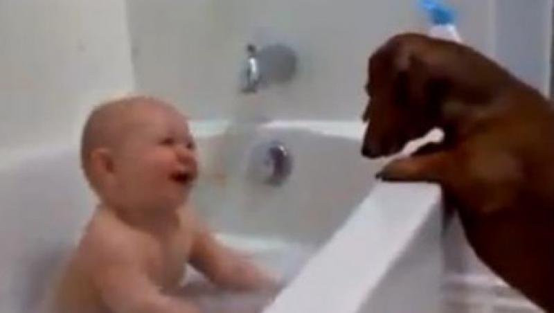 VIDEO! Vezi de ce se amuza copios acest bebelus!