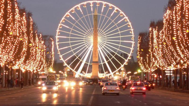 VIDEO! Luminile de Craciun s-au aprins la Paris pe Champs Elysées