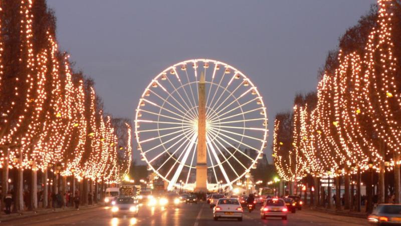 VIDEO! Luminile de Craciun s-au aprins la Paris pe Champs Elysées