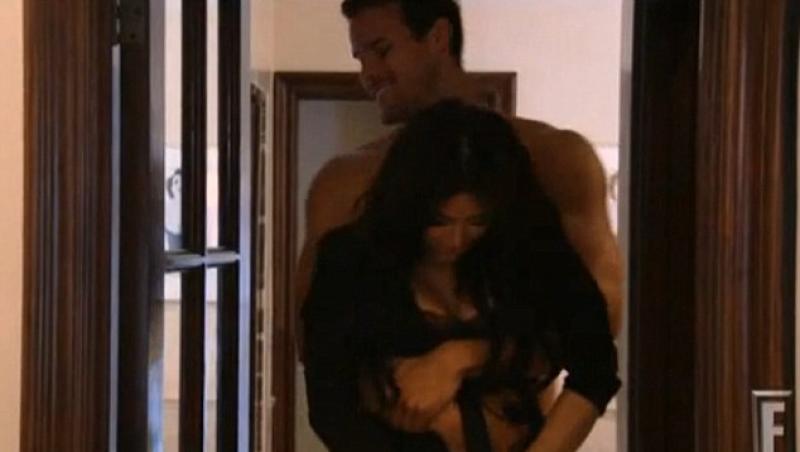 FOTO! Kim Kardashian si Kris Humphries, momente intime in dormitor