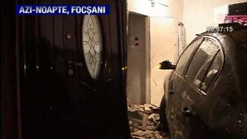 VIDEO! Un comisar de la politia rutiera din Focsani a intrat cu masina intr-o casa