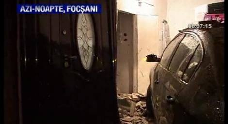 VIDEO! Un comisar de la politia rutiera din Focsani a intrat cu masina intr-o casa