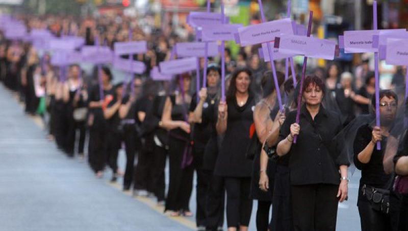FOTO! Protest de kilometri al femeilor din Uruguai de Ziua impotriva violentei asupra femeilor