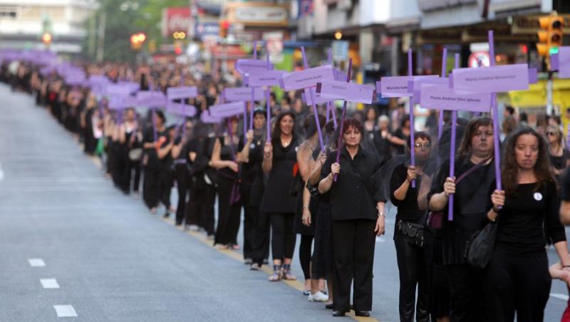 FOTO! Protest de kilometri al femeilor din Uruguai de Ziua impotriva violentei asupra femeilor