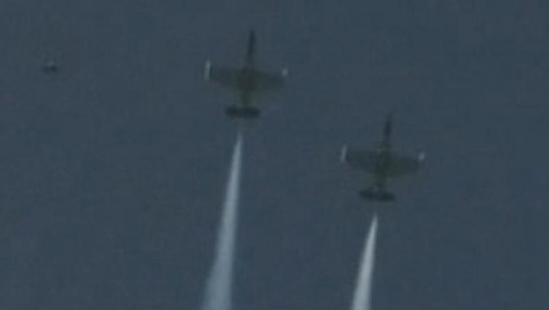 VIDEO! Aeronautul elvetian Yves Rossy a zburat in formatie cu doua avioane
