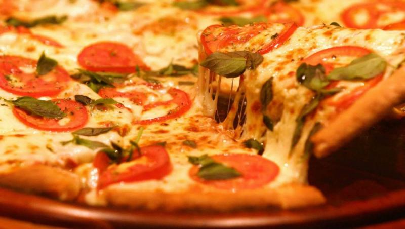 Reteta zilei: Pizza Marguerita in 4 pasi simpli