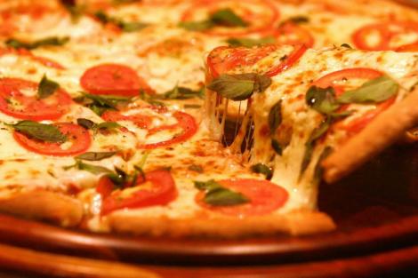 Reteta zilei: Pizza Marguerita in 4 pasi simpli