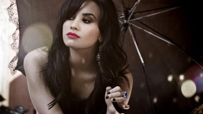 VIDEO! Demi Lovato si-a pierdut parul pe scena!
