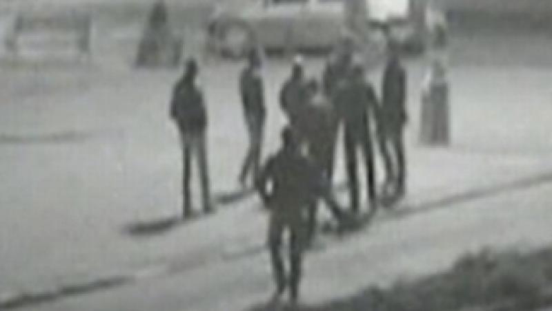 VIDEO! Odorheiu Secuiesc: Tineri snopiti in bataie in fata sectiei de politie