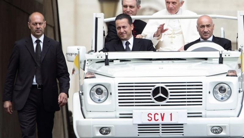 VIDEO! Papa Bendict al XVI-lea incalca legea rutiera