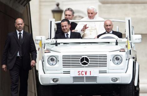 VIDEO! Papa Bendict al XVI-lea incalca legea rutiera