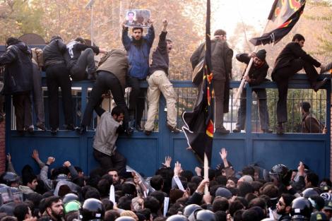 Iran: Ambasada britanica, luata cu asalt de studenti. A fost doborat steagul!