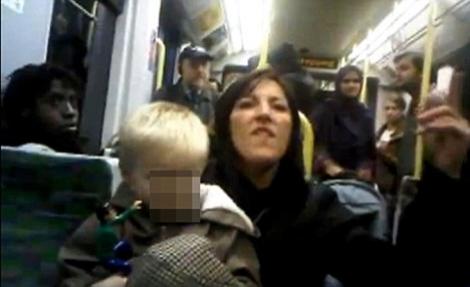 Marea Britanie: o mama a racnit insulte rasiste, cu copilul pe genunchi