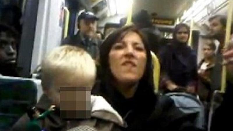Marea Britanie: o mama a racnit insulte rasiste, cu copilul pe genunchi