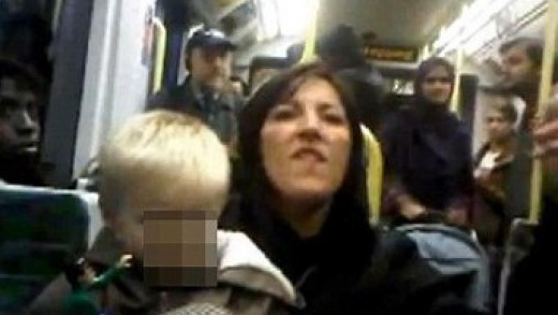 O femeie din Anglia a fost arestata dupa ce a jignit pasagerii dintr-un tren