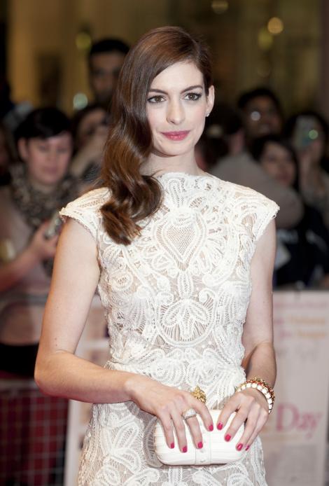 Actrita Anne Hathaway s-a logodit