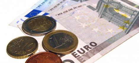 Scenariu sumbru: Euro ar putea ajunge la 4,4 lei de Craciun