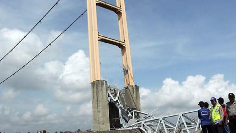 VIDEO! Copia din Indonezia a podului Golden Gate s-a prabusit: 18 morti si 40 de raniti