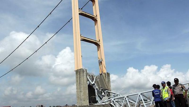 VIDEO! Copia din Indonezia a podului Golden Gate s-a prabusit: 18 morti si 40 de raniti