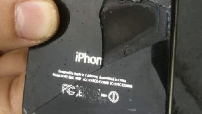 Un iPhone 4 a explodat din senin in avion