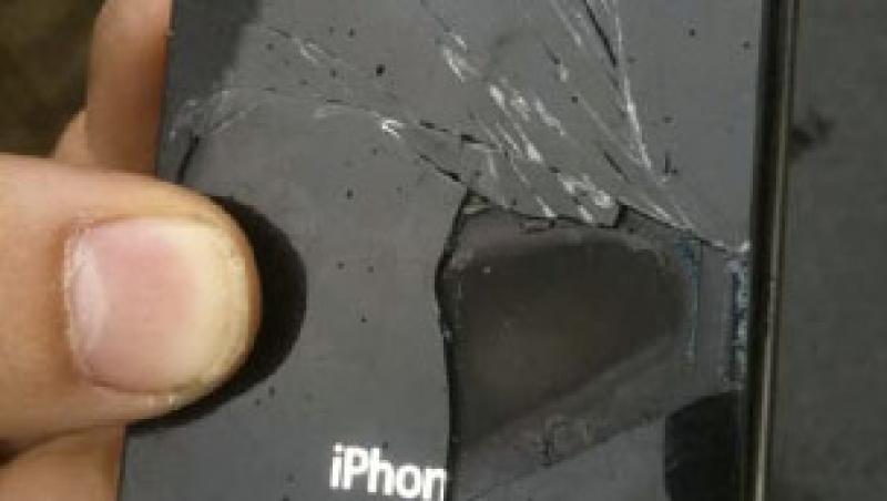 Un iPhone 4 a explodat din senin in avion