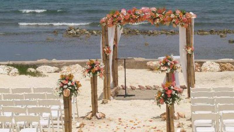 VIDEO! Vezi nunta ruinata de valurile marii!
