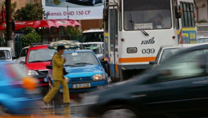 VIDEO! Nesimtirea la romani: Un sofer si-a parcat masina pe linia de tramvai